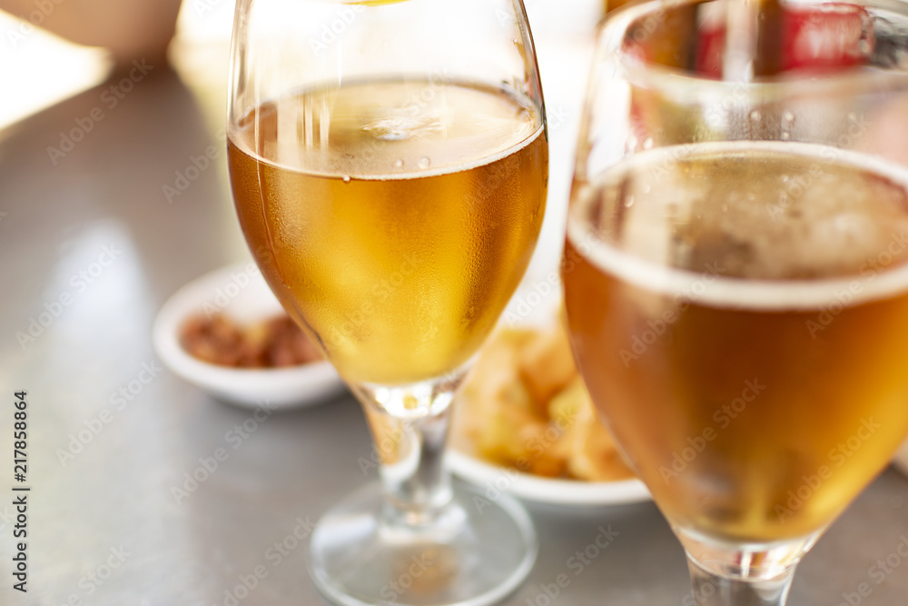 Beer glasses with plates to eat Beer glasses with plates to eat