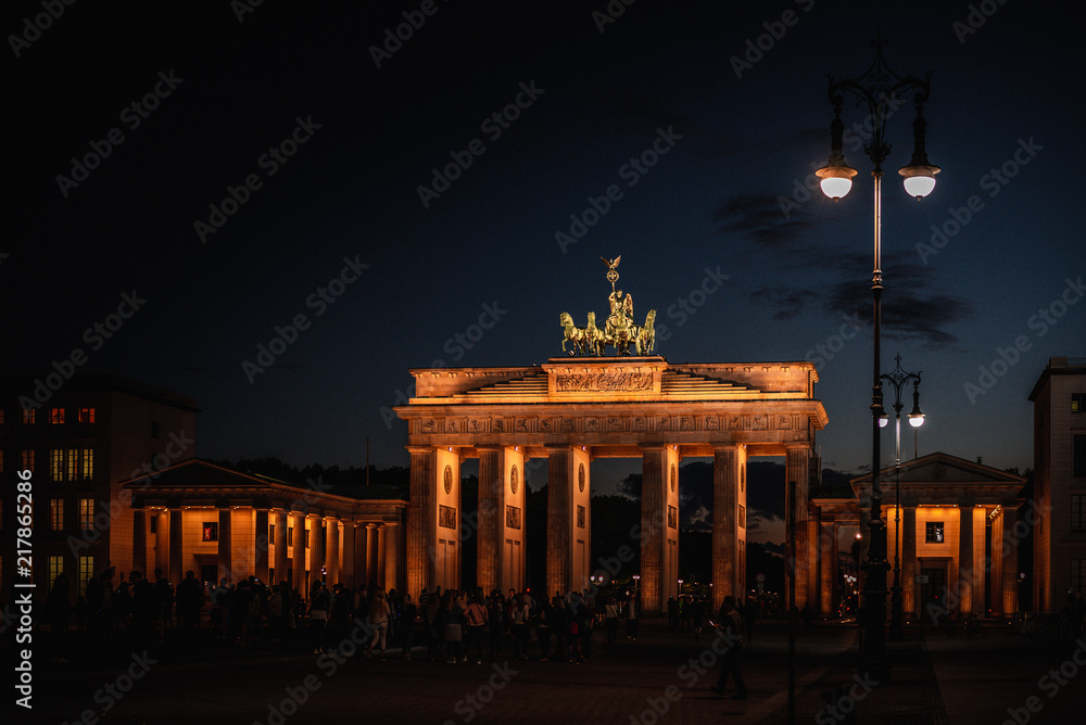Naklejka premium Brandenburgertor bei Nacht, Berlin