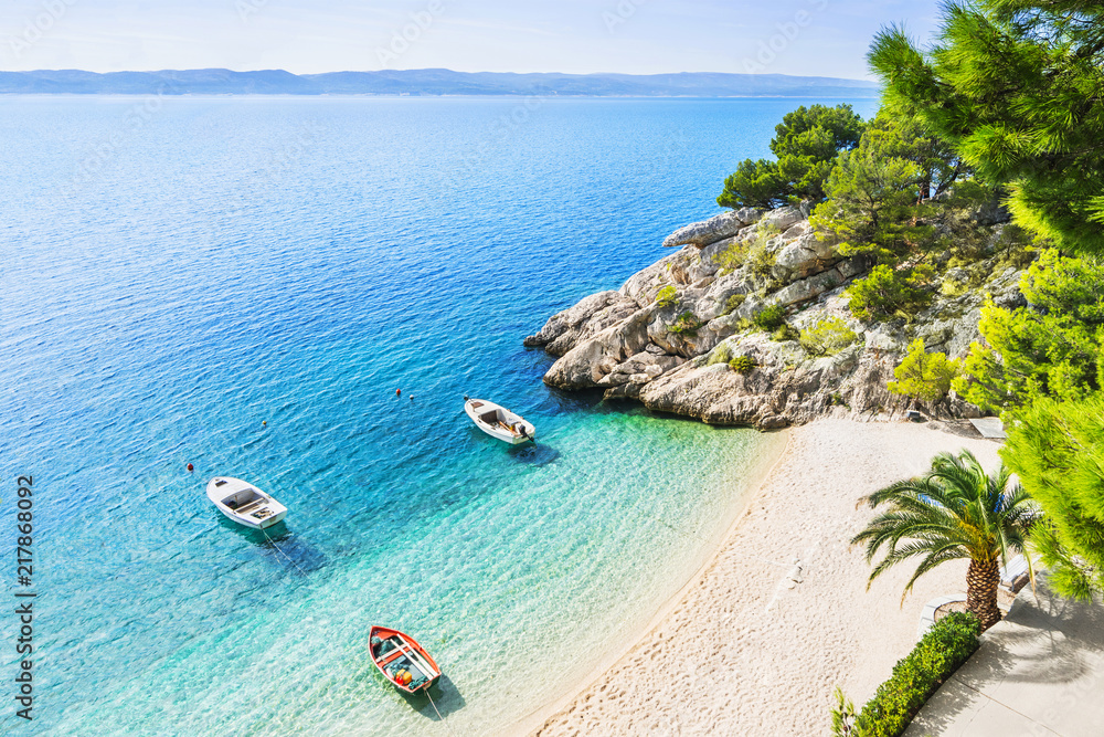 Obraz premium Piękna plaża w pobliżu miejscowości Brela, Dalmacja, Chorwacja. Riwiera Makarska, słynny punkt orientacyjny i turystyczne miejsce podróży w Europie
