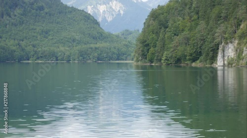 Ruhiges Wasser am Schloss Neuschwanstein (Timelapse)