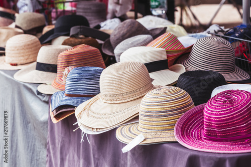 Vente de chapeaux sur un marché