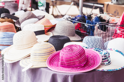Vente de chapeaux sur le marché