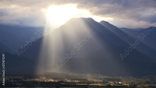 雲の切れ間から光芒（天使の階段）長野県安曇野有明山