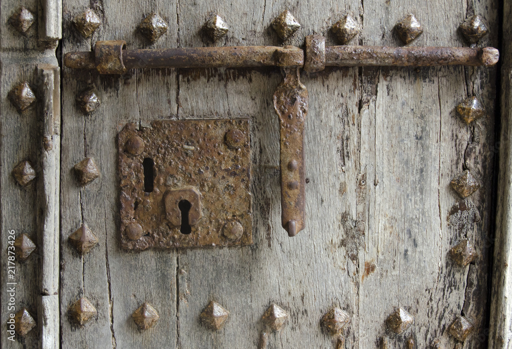 ancien verrou et serrure de porte en bois antique Stock Photo | Adobe Stock