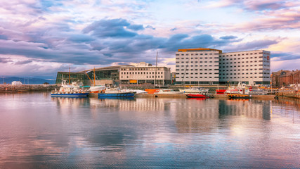 Acrylglasbilder Stadt am Wasser Trondheim Hafen bei farbigem Sonnenuntergang  © liramaigums