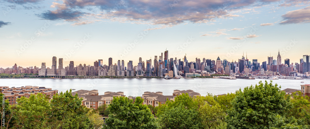 Naklejka premium New York City midtown Manhattan skyline panorama z Boulevard East Old Glory Park nad rzeką Hudson.