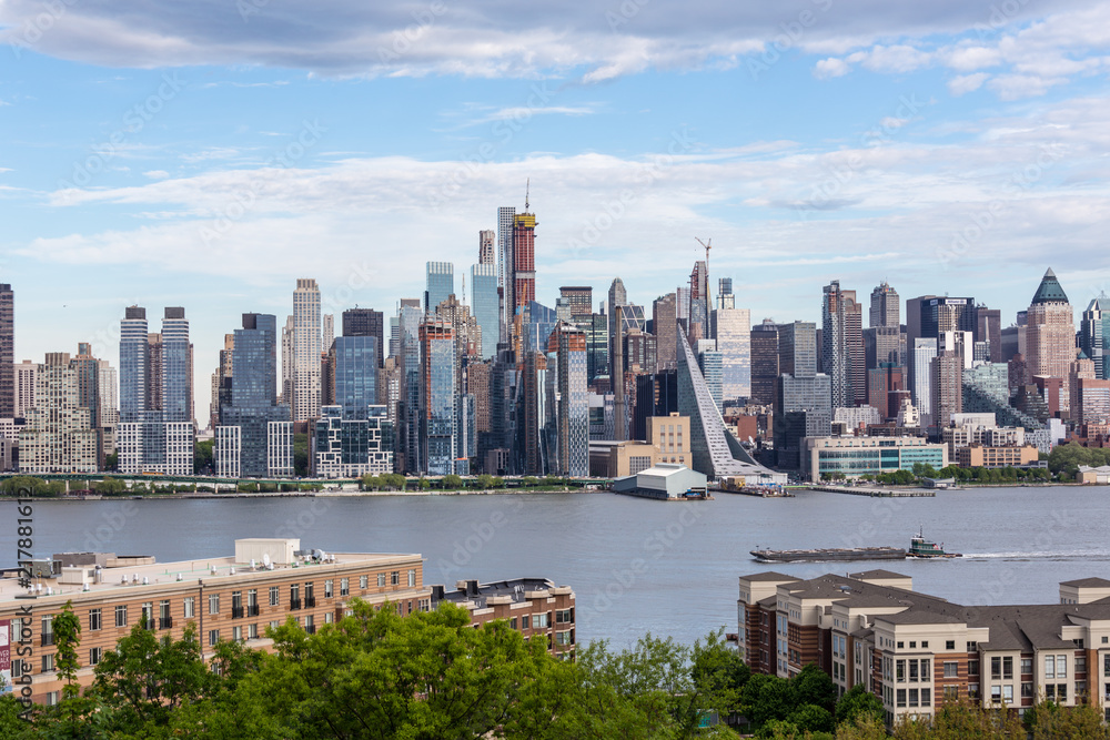 Obraz premium New York City midtown Manhattan skyline panorama view from Boulevard East Old Glory Park over Hudson River.