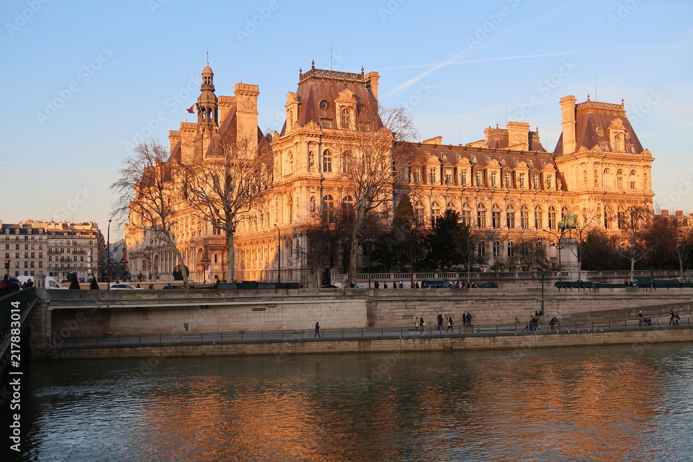 Paris, vue sur l'Hôtel de Ville et les quais de Seine au soleil couchant (France)