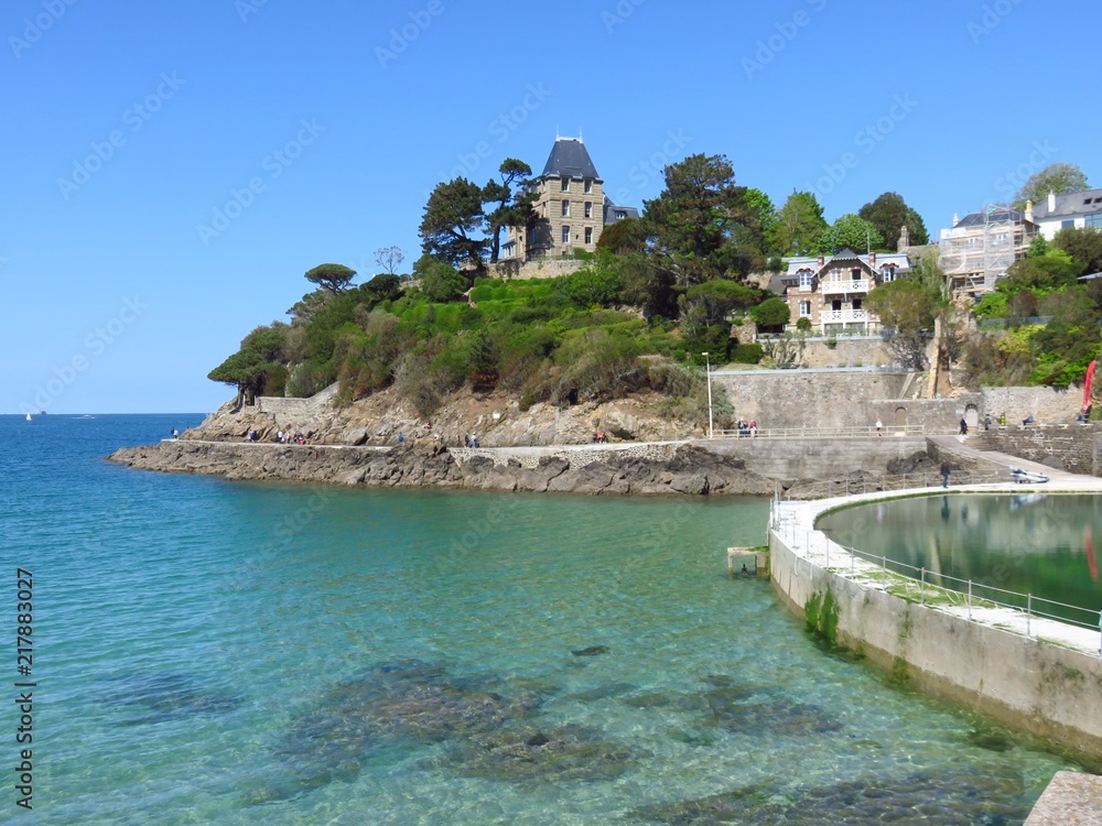 Dinard en Bretagne, vue sur les villas de la pointe du Moulinet, sur la  côte d'émeraude (France) Photos | Adobe Stock