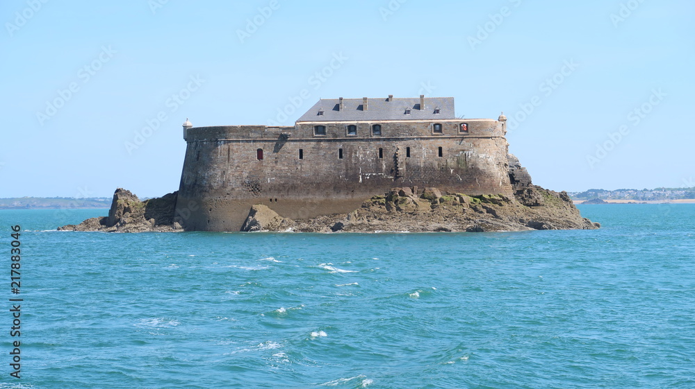 Îlot et fort de la Conchée en pleine mer, à Saint-Malo en Bretagne (France)