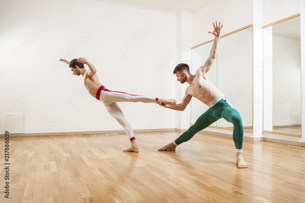 Fototapeta premium Young beautiful ballett dancer couple posing in studio