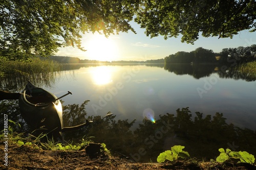 idylle morgens am See, Kanu am Ufer, Konzept Natur, Abenteuer, Outdoor photo