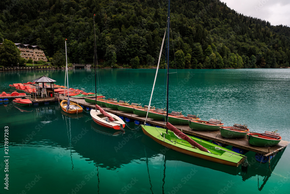 Ruderboote, Segelboote am Walchensee, Bayern