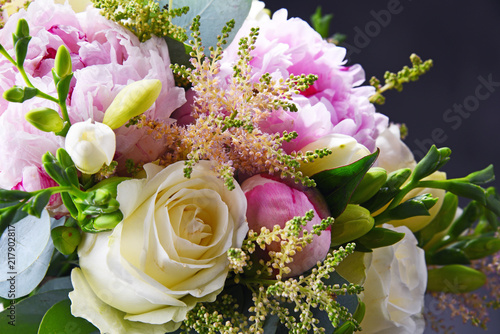 Samenstelling met boeket vers gesneden bloemen