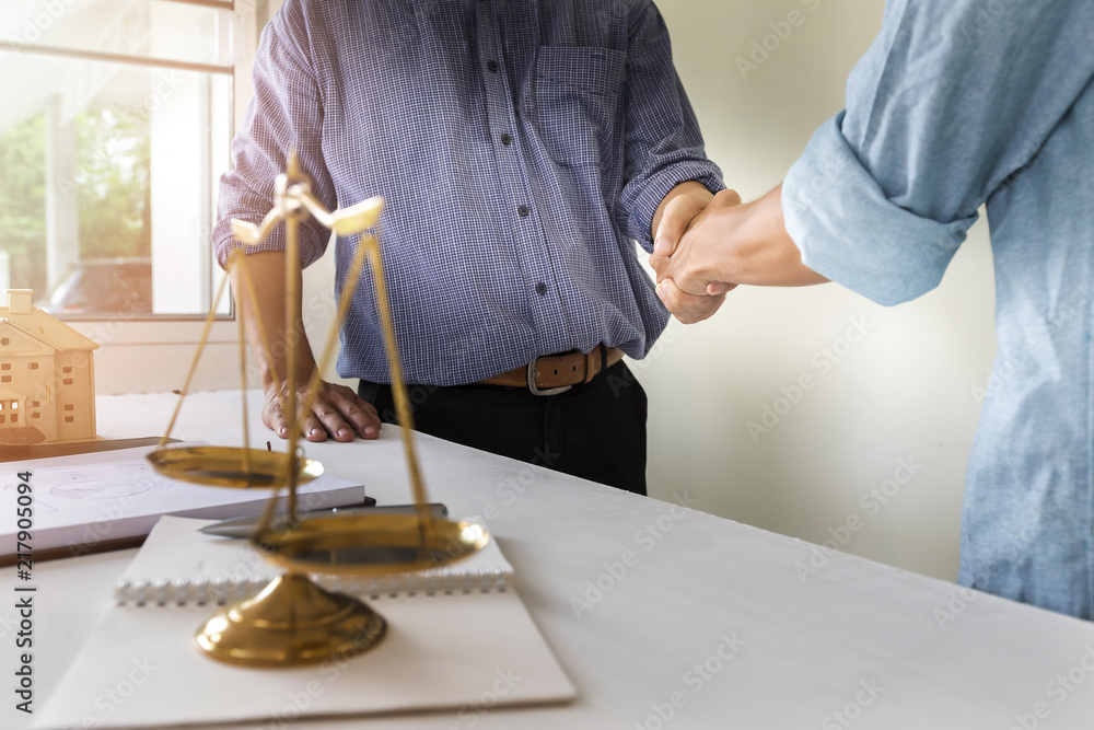 Obraz premium House owner shake hands with lawyer. Successful housing law plan