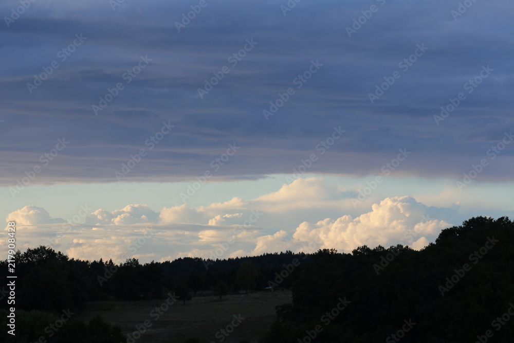 Sonnenaufgang versteckt hinter Gewitterwolken Sonnenaufgang versteckt hinter Gewitterwolken