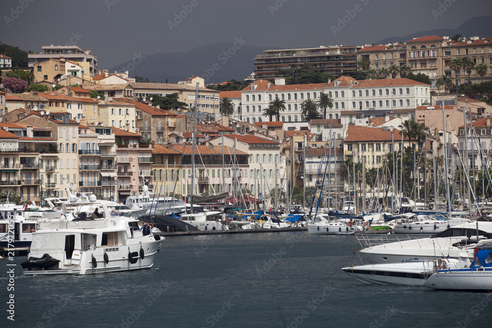 Francia, Cannes, la città e il porto.