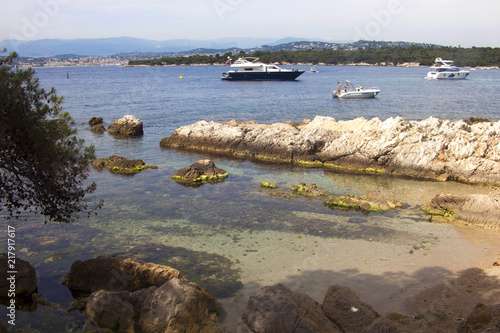 Francia, Cannes,isola di Saint Honorat,imbarcazioni ormeggiate nella baia.