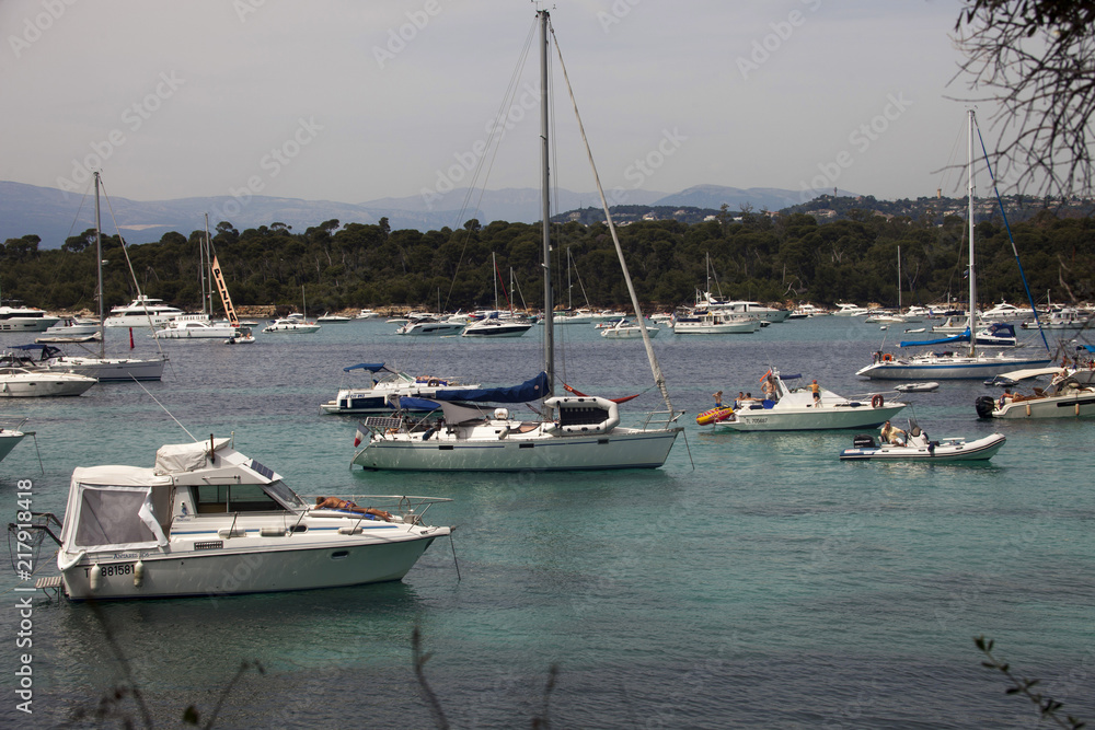 Francia, Cannes,isola di Saint Honorat,imbarcazioni ormeggiate nella baia.