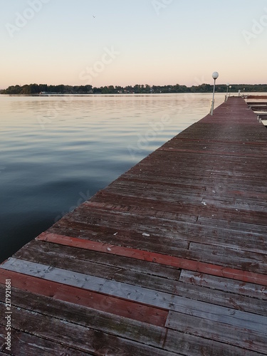 Fototapeta Naklejka Na Ścianę i Meble -  boats and yachts on the dock on the river at sunset