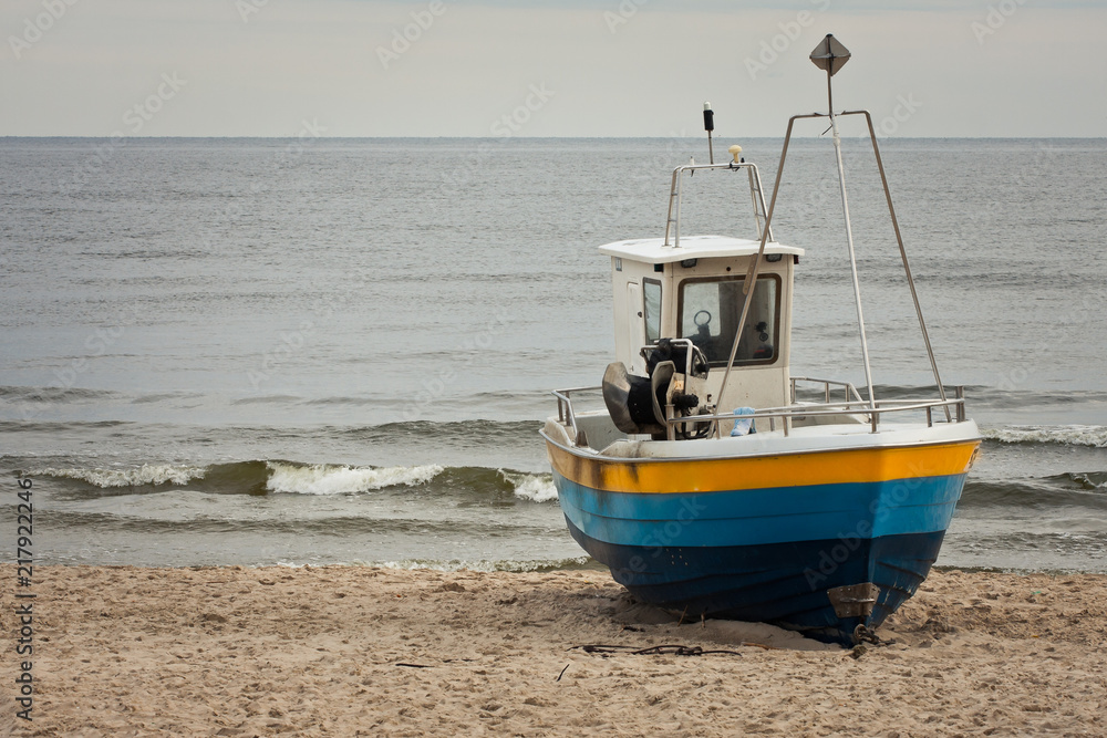 Kuter rybacki na plaży