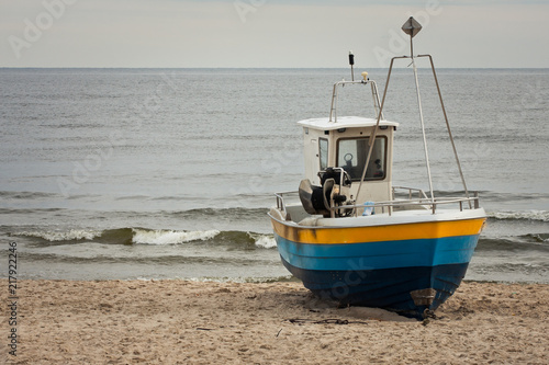 Fototapeta Naklejka Na Ścianę i Meble -  Kuter rybacki na plaży