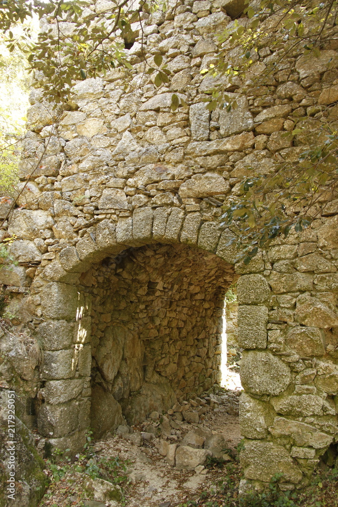 Porte d'une maison en ruine dans les Cévennes