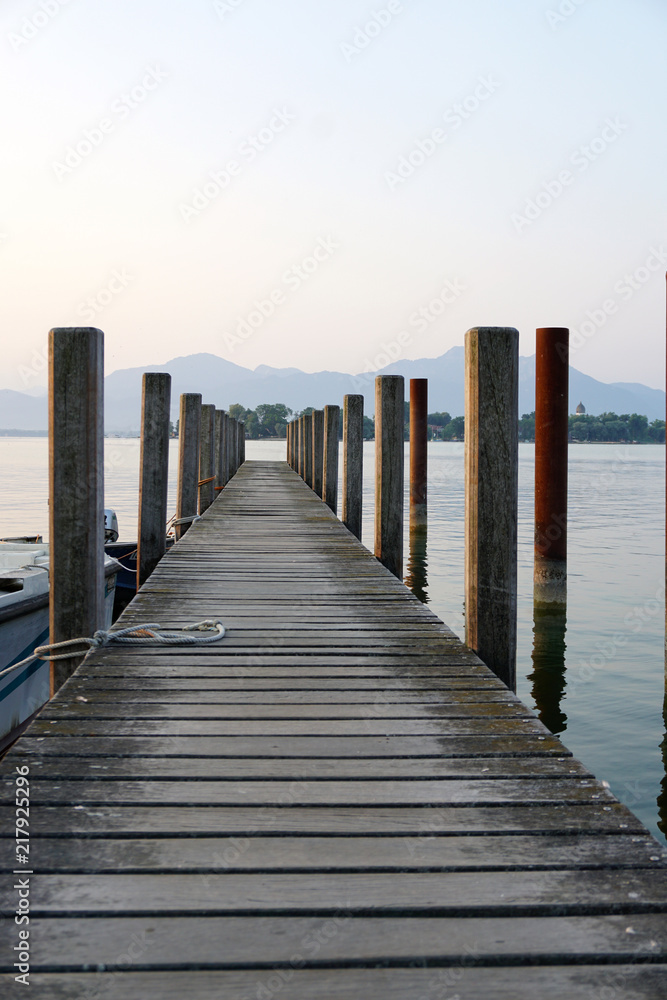 Fototapeta premium bootssteg an bergsee