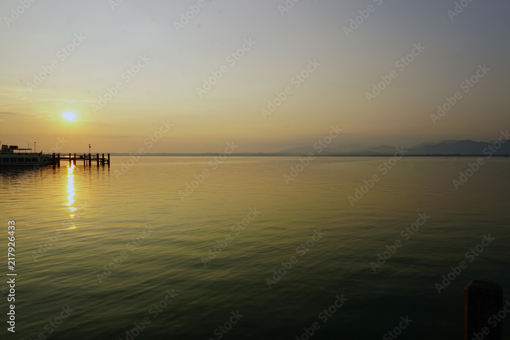 Obraz premium träumerischer sonnenaufgang an ruhigem see