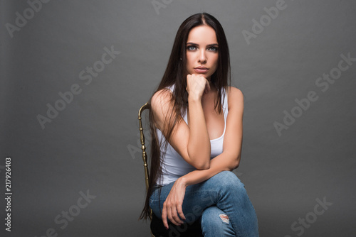 Photo Closeup portrait of young beautiful woman with with beautiful long hair