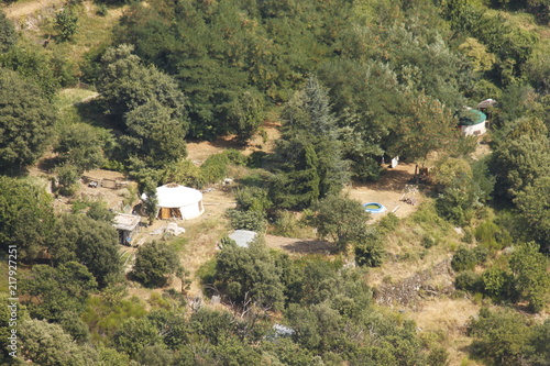 Yourte sur une terrasse dans les Cévennes, vue aérienne 