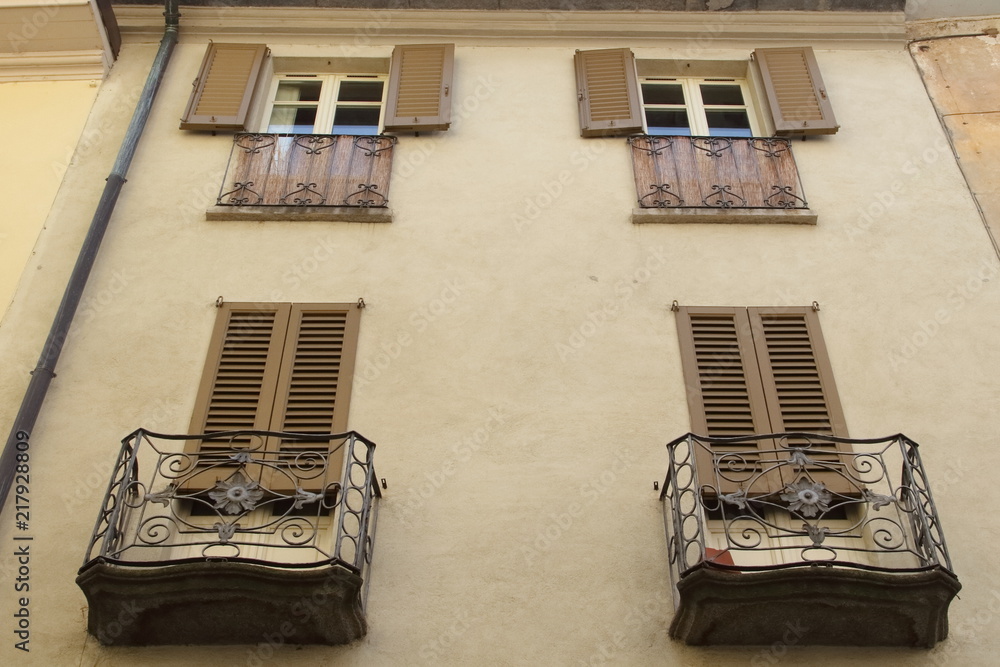 facciata di palazzo antico con balconi e finestre, italia Stock Photo |  Adobe Stock