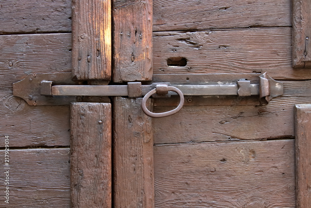 Serratura a chiavistello su una vecchia porta di legno a firenze toscana  italia