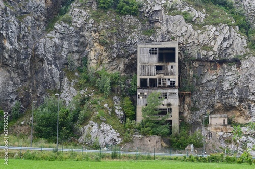 an old abandoned mine   © oljasimovic