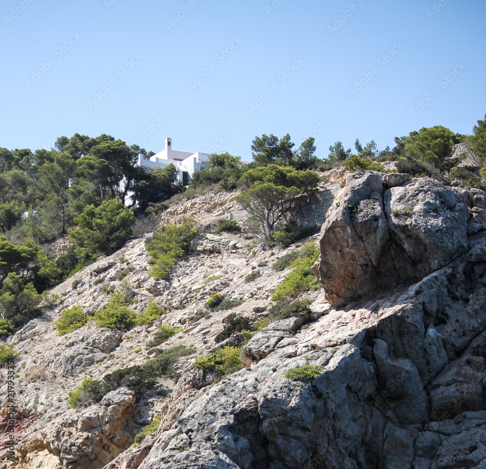 Fototapeta premium Das türkise Meer und die Felsen von Ibiza