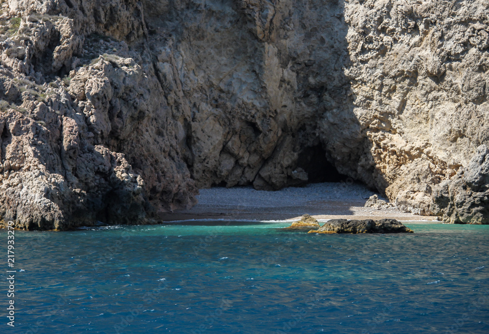 Das türkise Meer und die Felsen von Ibiza