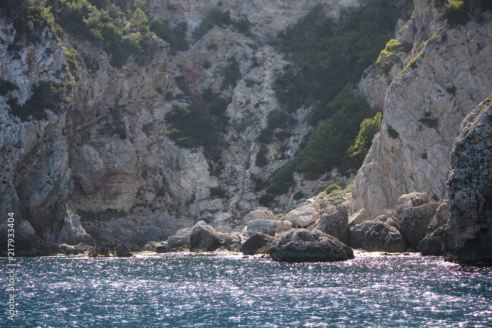 Das türkise Meer und die Felsen von Ibiza