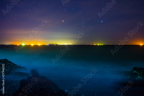 白波寄せる夜の海で星を眺めるセルフポートレート © Kouzi.Uozumi
