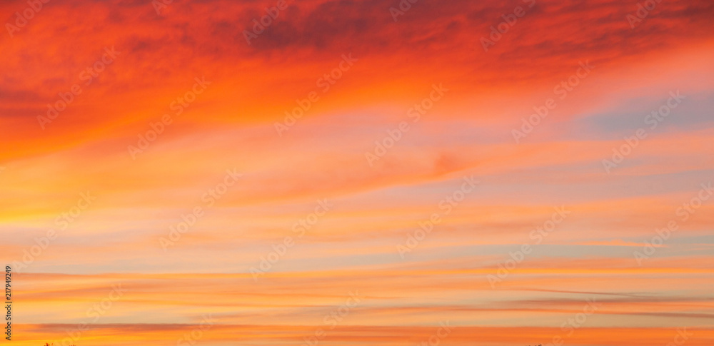 Vista panorámica de cielo con nubes rojizas al atardecer  