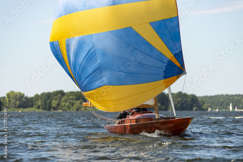 klassische Segelyacht mit Spinnaker bei einer Regatta photo