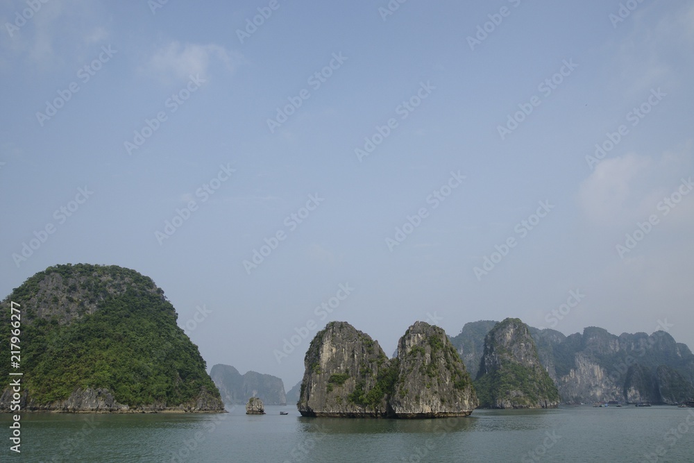 Obraz premium Halong bay, Vietnam - May 11, 2013: Typical wooden boats for tourists sailing through the Cat Ba area, in Ha Long Bay.