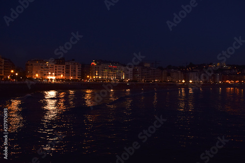 Paisaje nocturo de la costa de una ciudad.