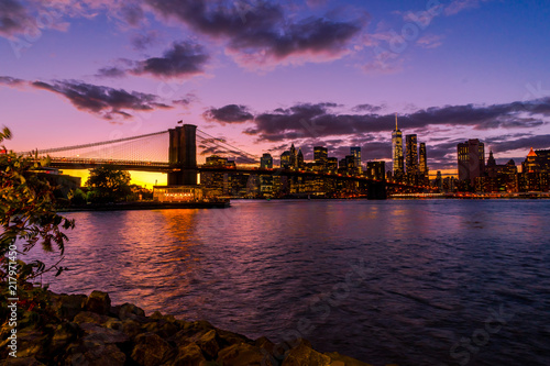 Fototapeta Naklejka Na Ścianę i Meble -  New York Skyline with Brooklyn Bridge Hudson River Manhatten Twi