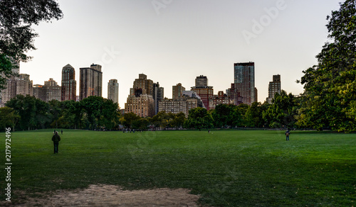 Tableau sur toile New York Central Park with Skyline View Sunset trees clouds