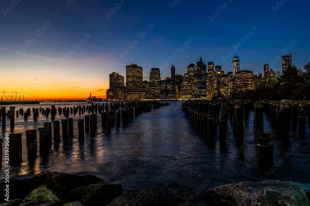 Obraz premium New York Skyline Cityscape Lower Manhatten World Trade Center Freedom Tower from Brooklyn Bridge Park Pier