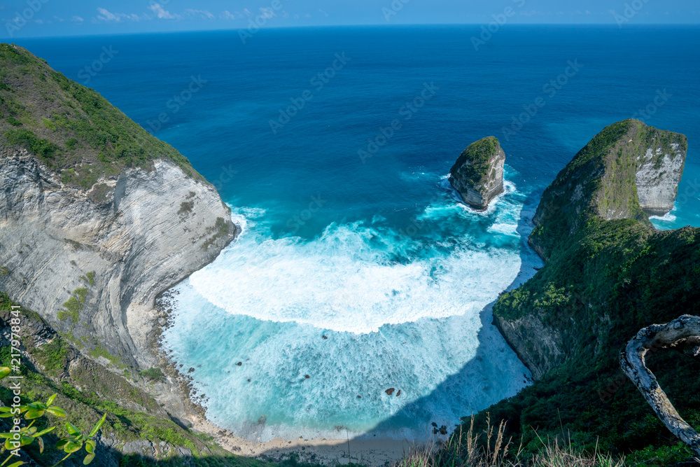 Top view of Karang Dawa bay, Kelingking beach. Nusa Penida Island - obrazy, fototapety, plakaty 