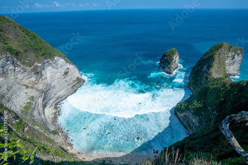 Fototapeta Naklejka Na Ścianę i Meble -  Top view of Karang Dawa bay, Kelingking beach. Nusa Penida Island