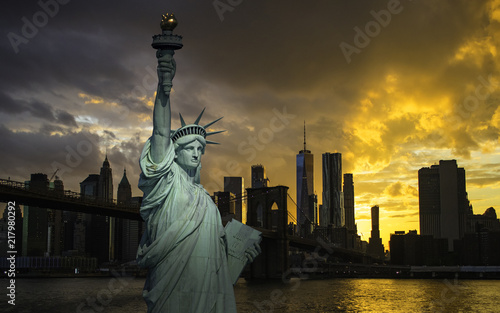 New York City Manhattan downtown skyline and Brooklyn bridge © Gary