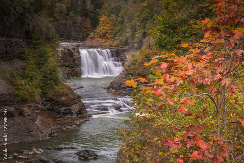 Fototapeta Naklejka Na Ścianę i Meble -  Majestic views of Middle Falls from side trail in early autumn at Letchworth State Park, NY