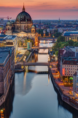 Fototapete Berlin Die Spree in Berlin mit dem Dom bei Sonnenuntergang  © elxeneize